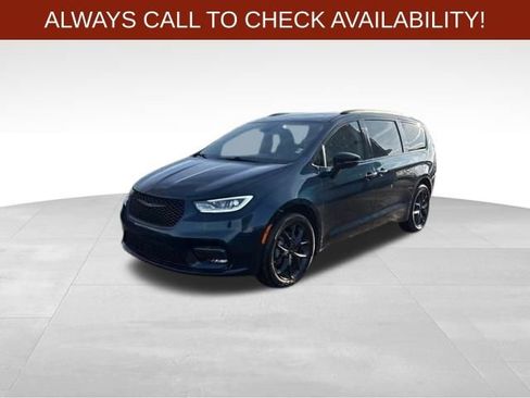 Used 2023 Chrysler Pacifica Limited w/ Uconnect Theater Family Group image 3