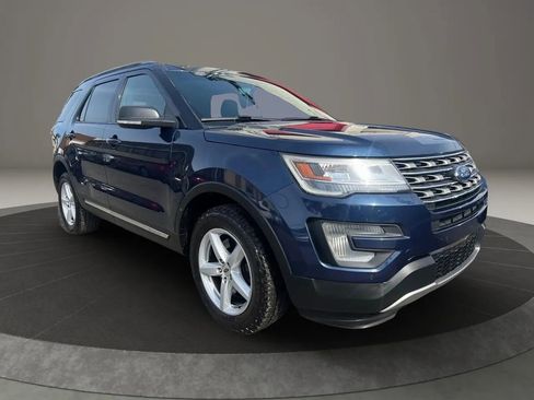 Used 2017 Ford Explorer XLT w/ Equipment Group 202A image 3