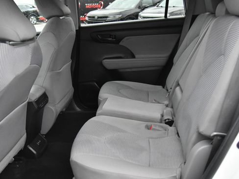 Used 2022 Toyota Highlander LE AWD/4WD image 34