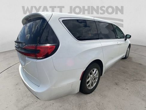 Used 2023 Chrysler Pacifica Touring-L FWD image 10
