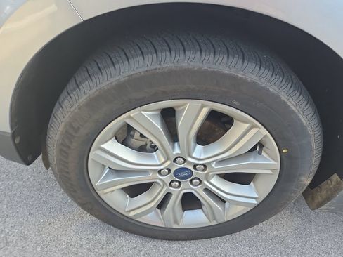 Used 2020 Ford Edge Titanium FWD image 7