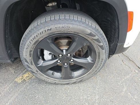 Used 2023 Jeep Grand Cherokee Limited w/ Luxury Tech Group II image 10