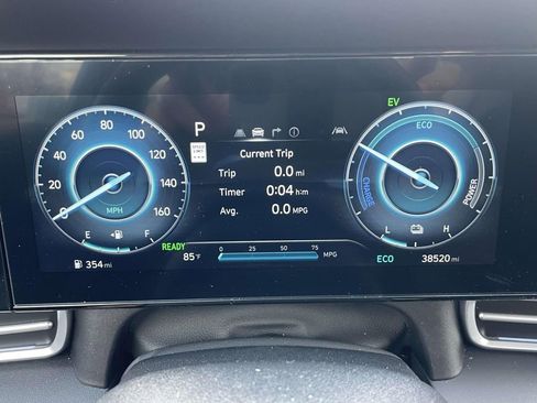 Used 2024 Hyundai Elantra Blue image 25