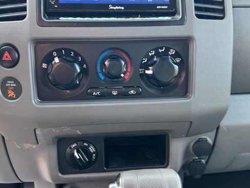 Used 2005 Nissan Frontier SE image 18