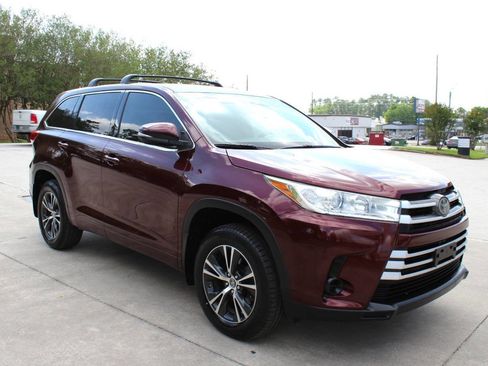 Used 2018 Toyota Highlander LE image 4