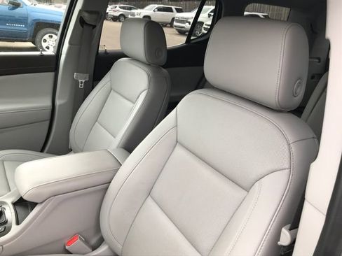 Certified 2023 GMC Acadia SLT w/ Preferred Package image 8