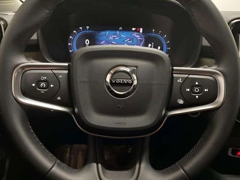Used 2025 Volvo XC40 B5 Plus image 31