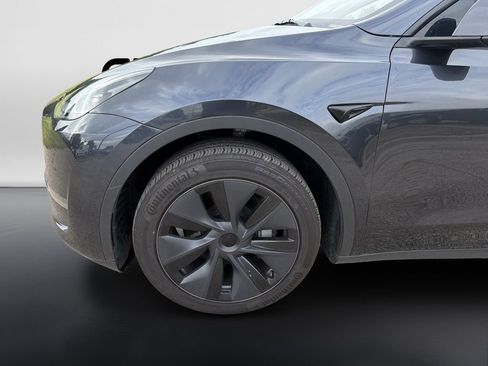 Used 2025 Tesla Model Y Long Range RWD image 9