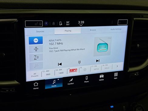 Used 2024 Chrysler Pacifica Touring-L FWD image 7