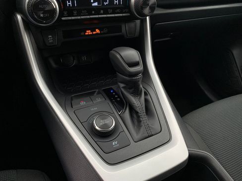 Used 2025 Toyota RAV4 LE image 40