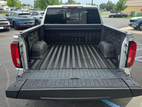 Used 2022 GMC Sierra 1500 Denali w/ Technology Package AWD/4WD image 8