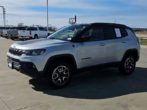 Used 2024 Jeep Compass Trailhawk image 4