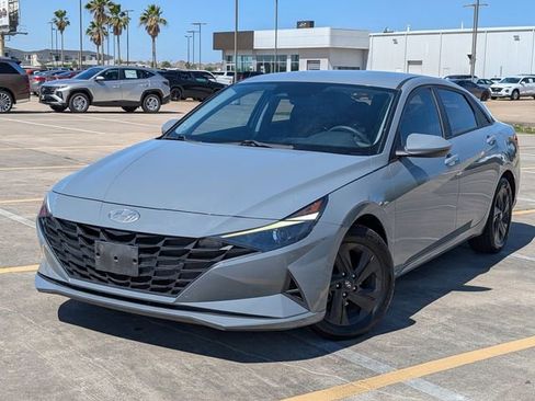 Used 2022 Hyundai Elantra SEL w/ Preferred Accessory Package image 1