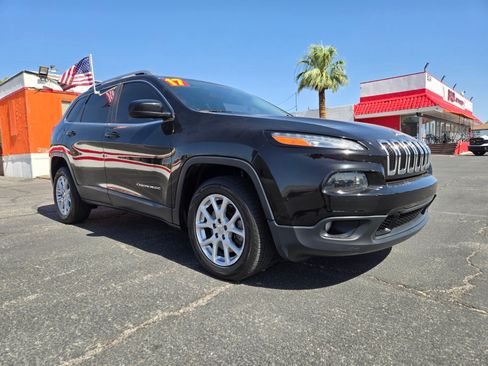 Used 2017 Jeep Cherokee Latitude FWD image 4