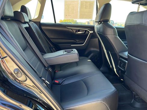 Used 2022 Toyota RAV4 XLE Premium image 30