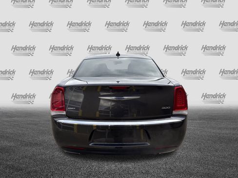 Used 2018 Chrysler 300 Limited w/ Harman/Kardon Audio Group image 9
