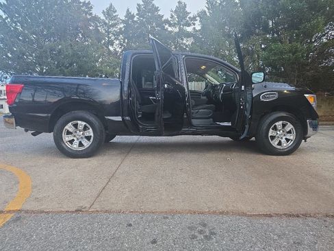 Used 2017 Nissan Titan SV image 7