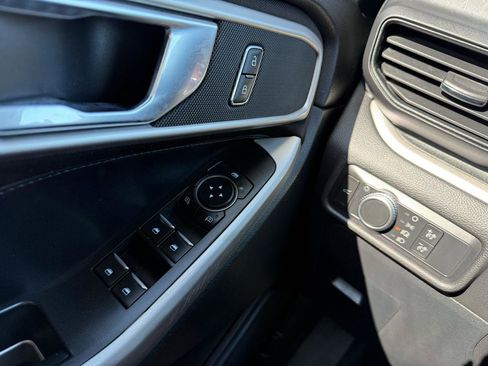 Used 2020 Ford Explorer XLT image 28