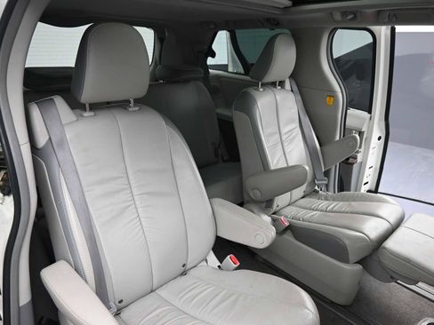 Used 2011 Toyota Sienna Limited image 25