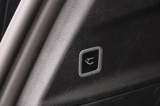 Used 2025 Chrysler Pacifica Limited FWD image 8