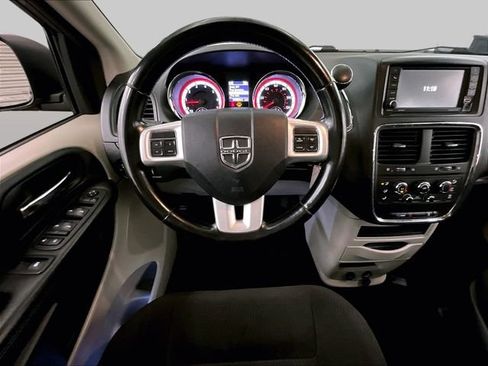 Used 2019 Dodge Grand Caravan SE w/ Rear Park Assist Package FWD image 6