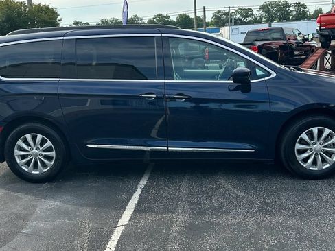 Used 2017 Chrysler Pacifica Touring-L FWD image 4