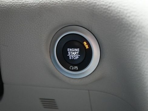 Used 2018 Chrysler Pacifica Limited image 24