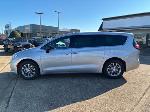 New 2026 Chrysler Pacifica Limited w/ Trailer Tow Group image 2
