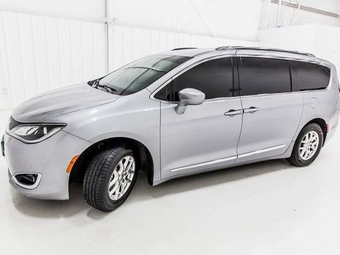 Used 2020 Chrysler Pacifica Touring-L image 3