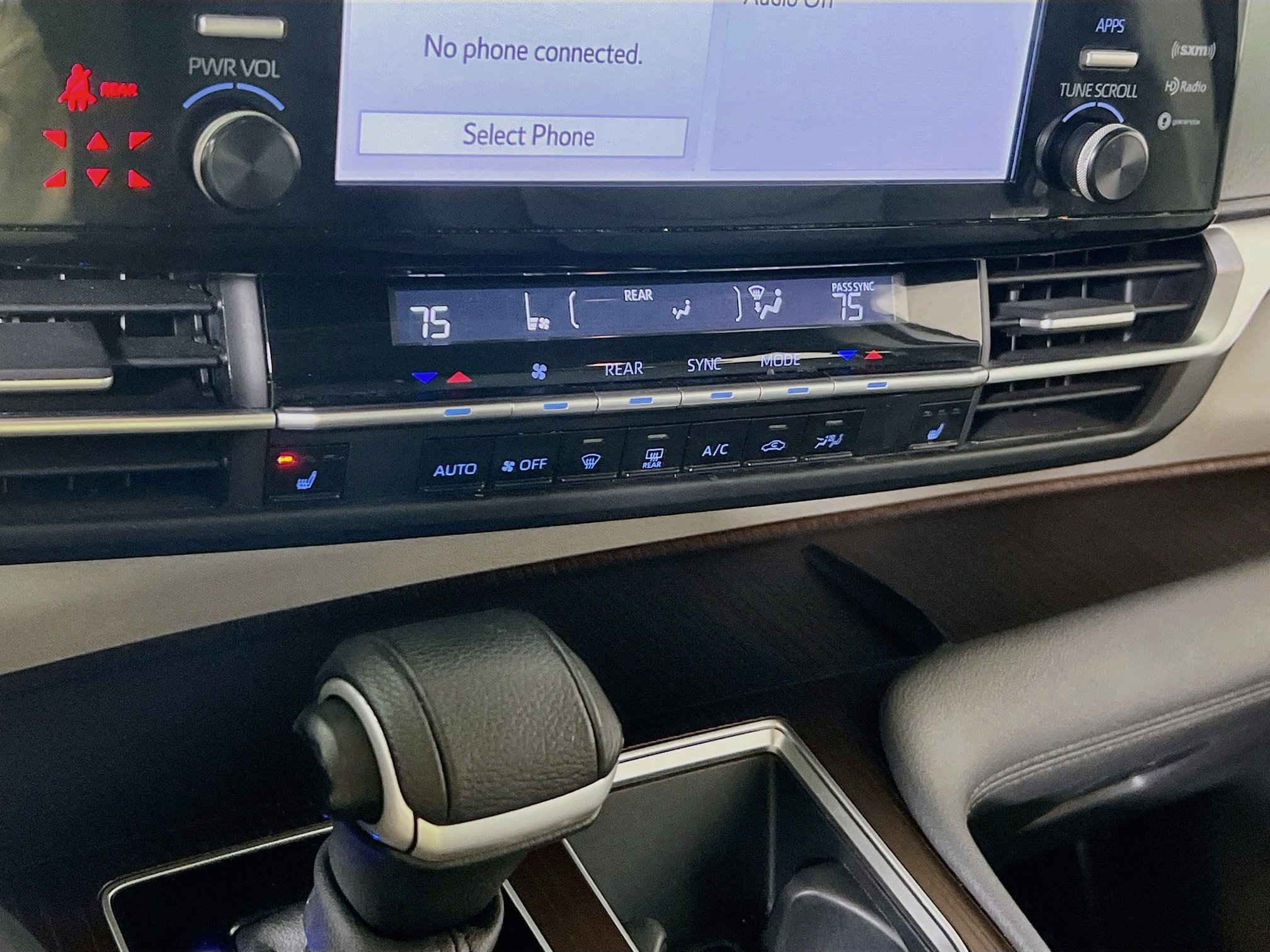 Used 2024 Toyota Sienna XLE FWD image 15