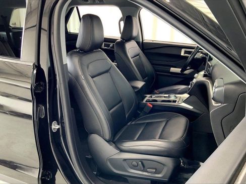 Used 2022 Ford Explorer XLT w/ Equipment Group 202A image 6