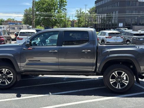 Used 2017 Toyota Tacoma TRD Off-Road w/ Premium & Technology Package AWD/4WD image 6