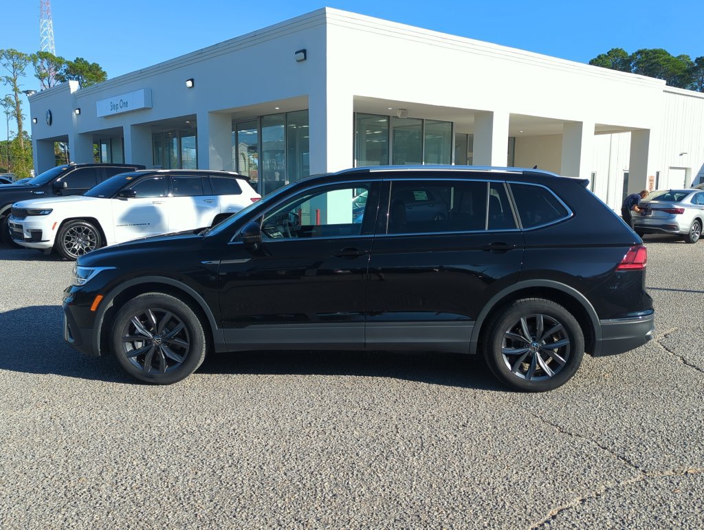 Used 2023 Volkswagen Tiguan SE w/ Panoramic Sunroof Package FWD image 4