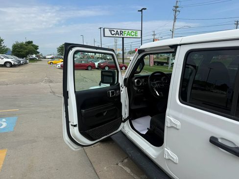 Used 2018 Jeep Wrangler Unlimited Sahara w/ Uconnect 4C Nav & Sound Group AWD/4WD image 18