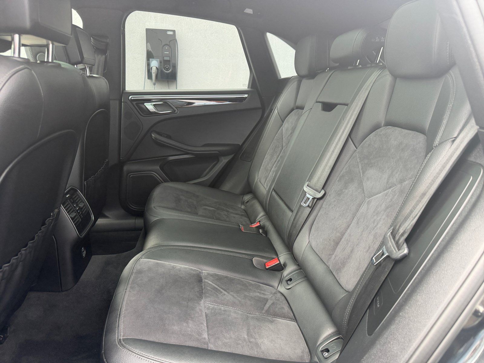Used 2020 Porsche Macan AWD/4WD image 17
