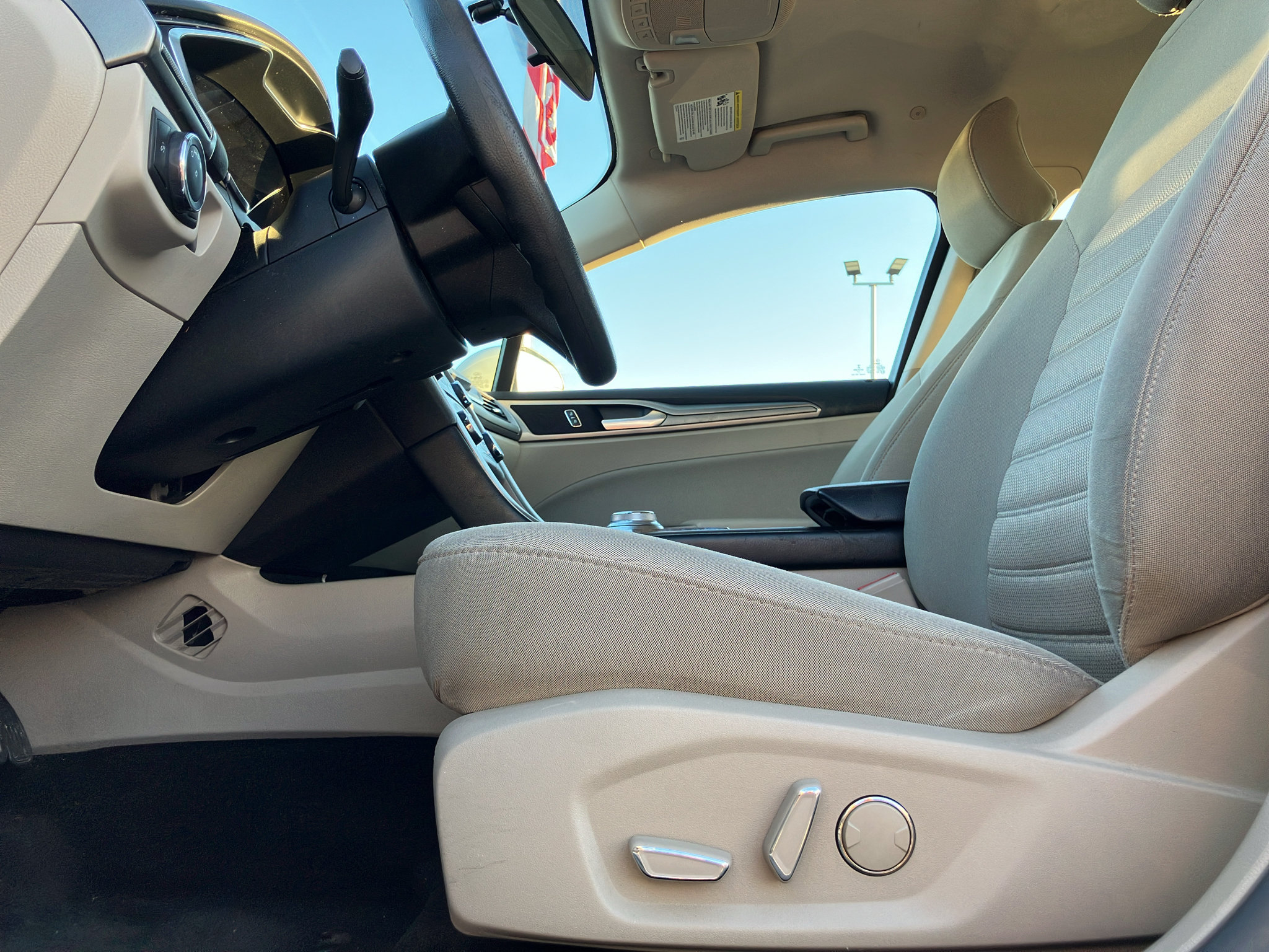 Used 2018 Ford Fusion SE FWD image 25