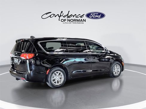 Used 2025 Chrysler Voyager LX image 9