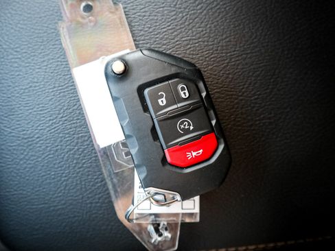 Used 2025 Jeep Wrangler Unlimited Sahara AWD/4WD image 34