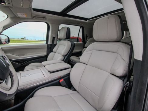 Used 2025 Lincoln Navigator Reserve AWD/4WD image 16
