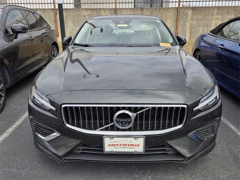 Used 2022 Volvo S60 T8 Inscription image 2