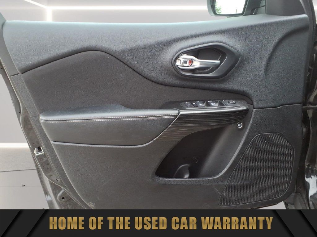 Used 2015 Jeep Cherokee Latitude w/ Cold Weather Group FWD image 12