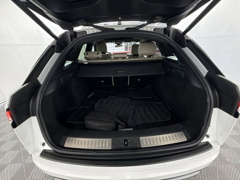 Used 2018 Land Rover Range Rover Velar R-Dynamic SE image 26