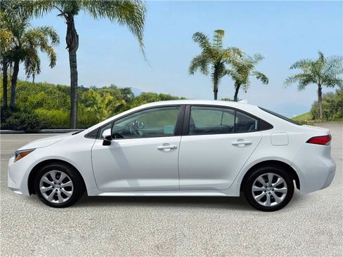 Used 2025 Toyota Corolla LE FWD image 2
