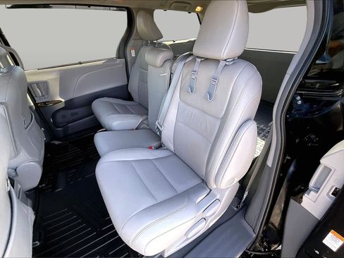 Used 2019 Toyota Sienna XLE FWD image 19