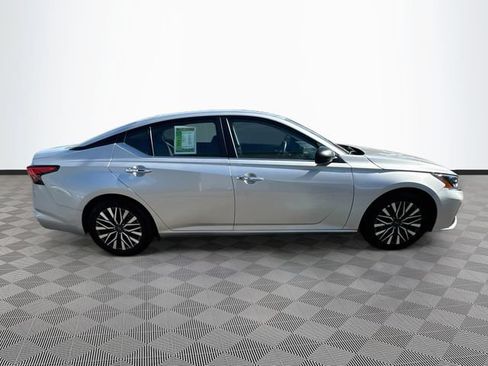 Used 2025 Nissan Altima 2.5 SV FWD image 8