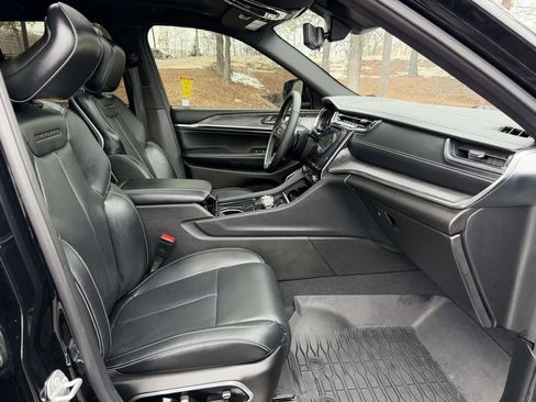 Used 2024 Jeep Grand Cherokee Overland w/ Luxury Tech Group IV image 12