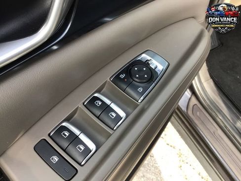 Used 2025 Kia Carnival FWD image 11