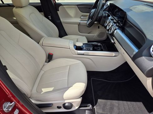 Used 2022 Mercedes-Benz GLB 250 w/ Premium Package Lite image 17