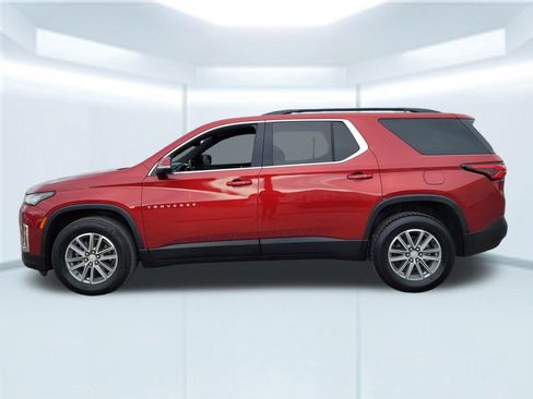 Used 2023 Chevrolet Traverse LT image 2