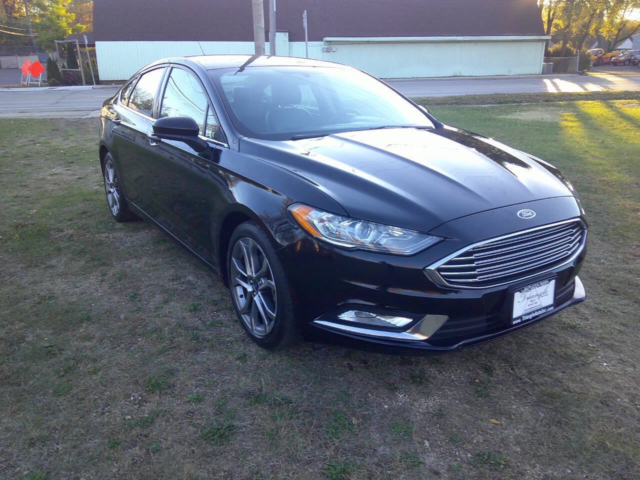 Used 2017 Ford Fusion SE w/ Equipment Group 201A FWD image 3